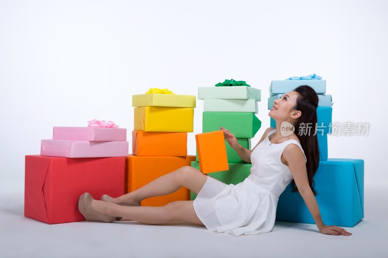 棚拍时尚年轻女人和彩色礼物盒