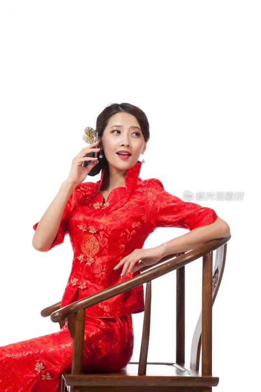 棚拍身穿中国传统服装的年轻女人打电话