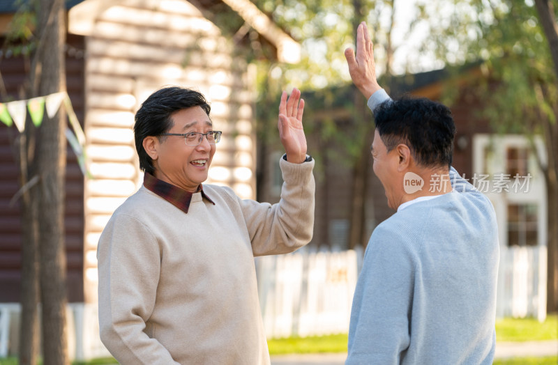 两个中老年男人开心地击掌