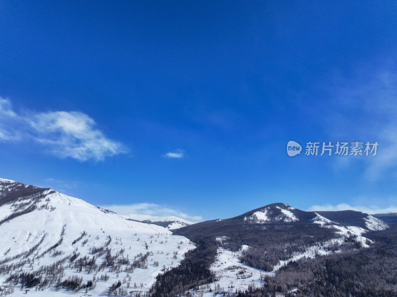 新疆阿勒泰喀纳斯雪景神仙湾晨雾雪山森林