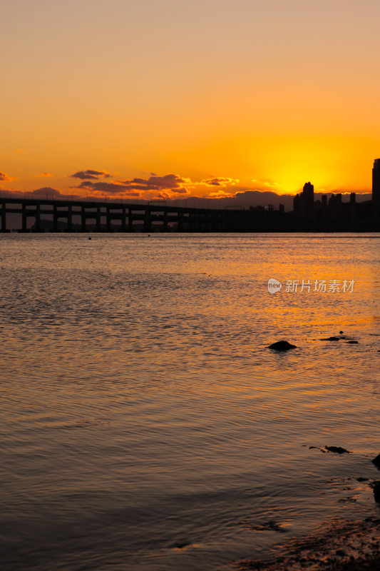 夕阳下城市桥梁与水面景观