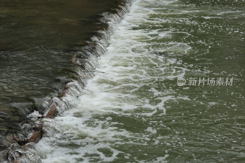 河水水流及白色泡沫景象