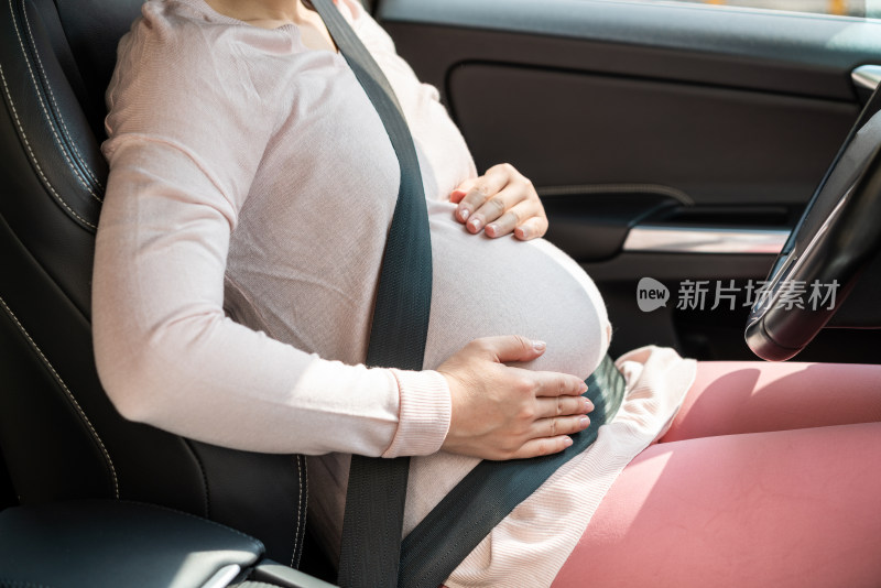 快乐的孕妇开车