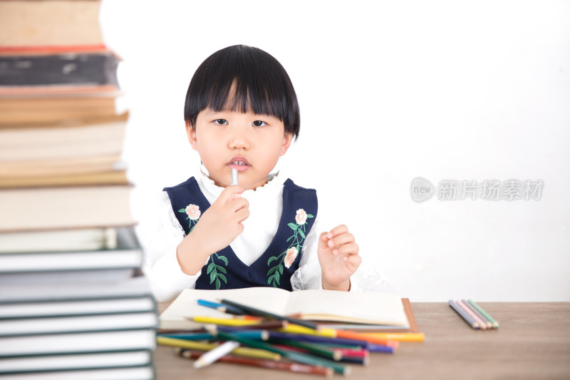 学习中给自己擦口油的小姑娘