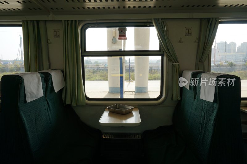 火车车厢内座椅及窗外风景