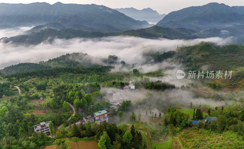 重庆酉阳：雾霾天气青山绿