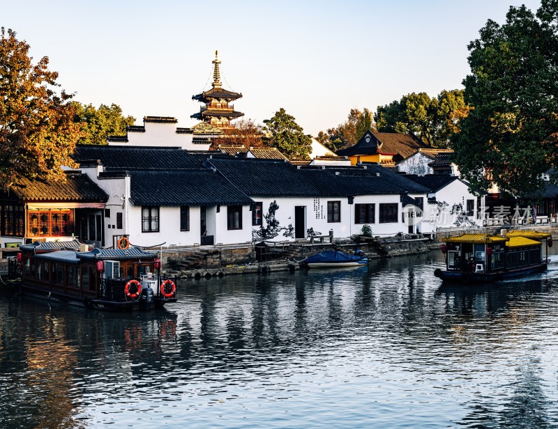 苏州枫桥江南水乡古建筑与河流景观