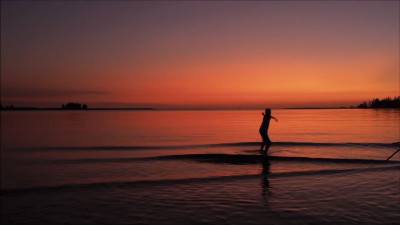 落日余晖海边少年