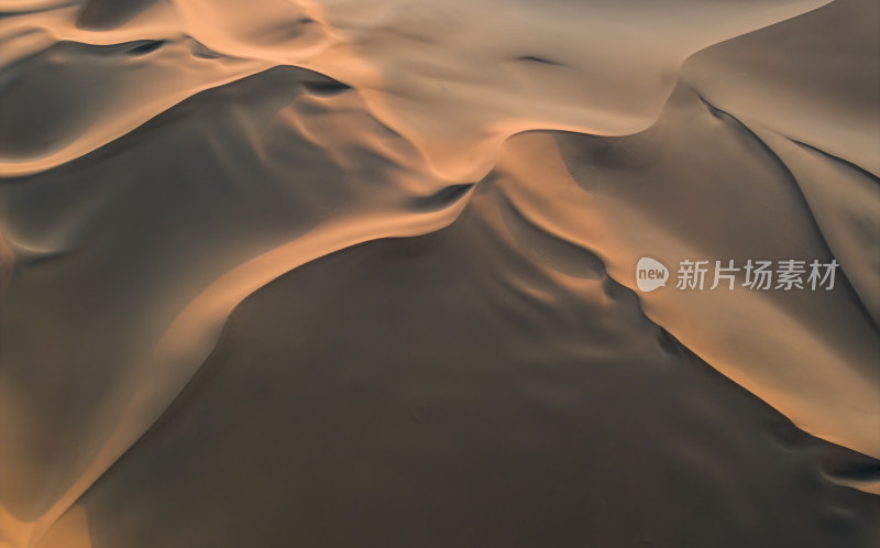 航拍黄昏时的新疆库木塔格沙漠