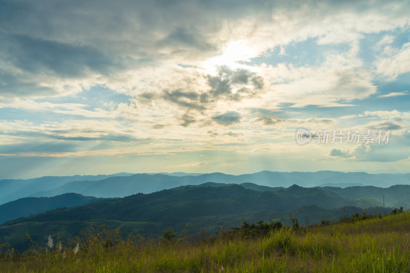 山顶的天空和风景