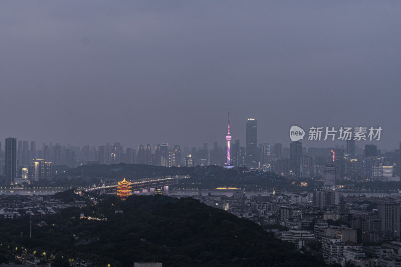 夜景下灯火辉煌的城市建筑群