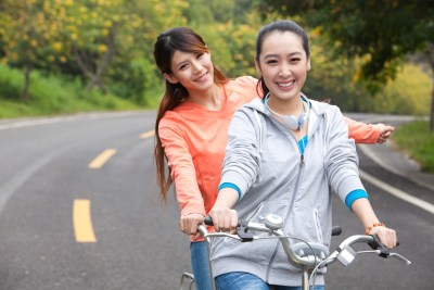 年轻大学生在校园里骑车