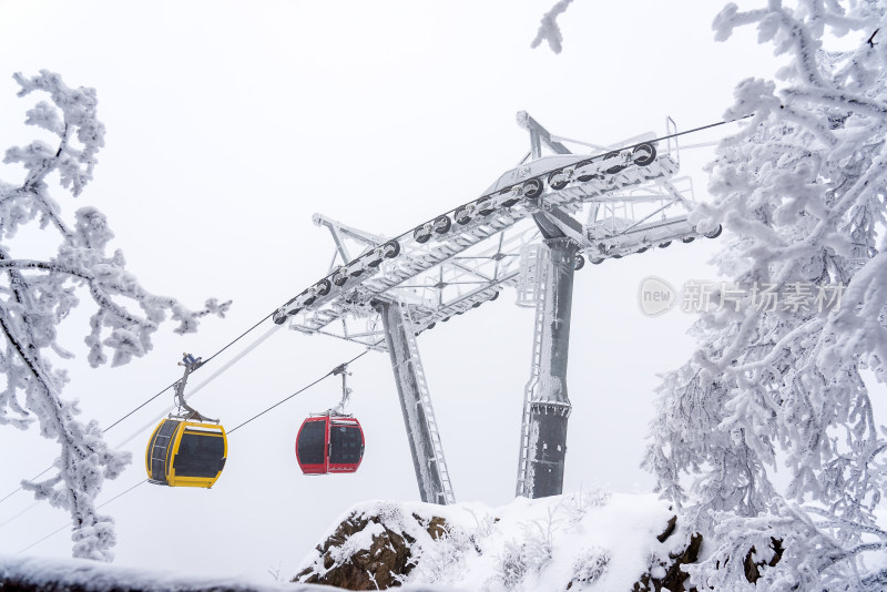 寒冷冬季大雪中景区的索道缆车轿厢