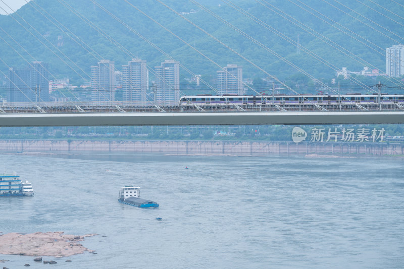 行驶在南纪门大桥上的重庆地铁10号线列车