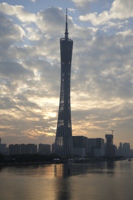 广州塔暮色中璀璨夜景的壮观景象