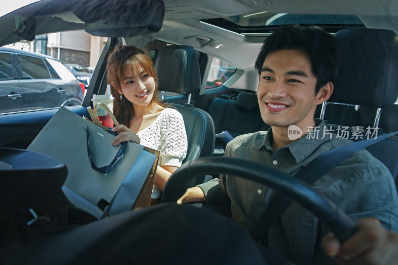 坐在汽车里的青年伴侣