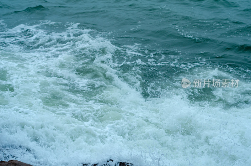 海面上翻滚的海浪瞬间特写