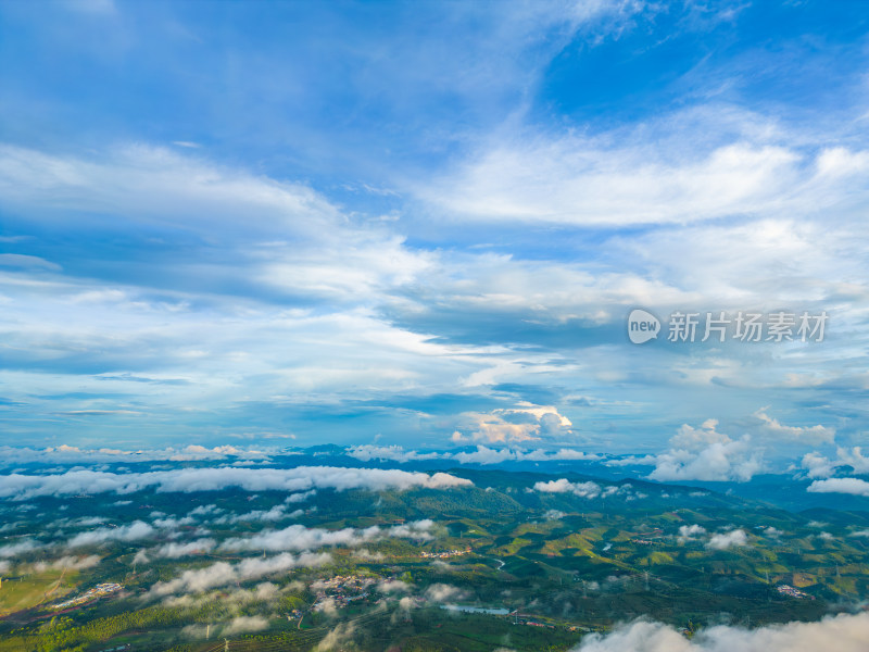 航拍夕阳下云雾中的城镇