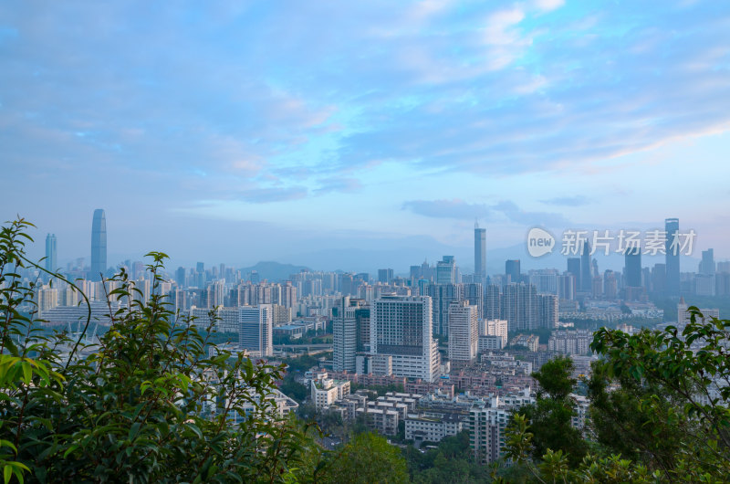 深圳笔架山顶俯瞰城市中心CBD摩天大楼