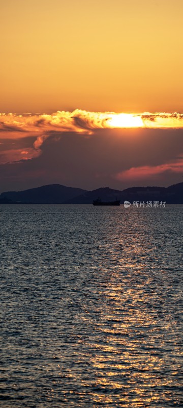 海上夕阳与船只景观