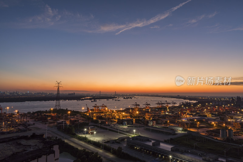 日落时分的港口码头全景图武汉阳逻港