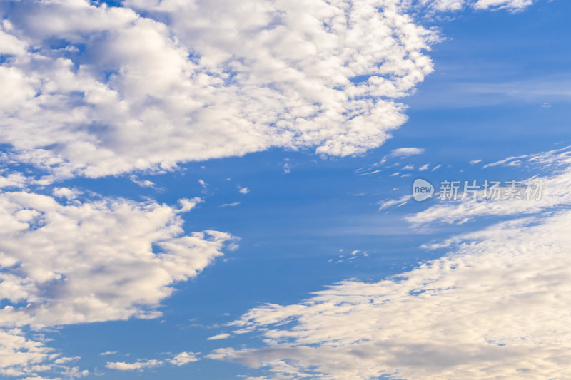 蓝天白云晴空万里的自然风景