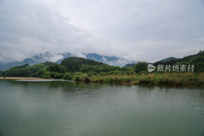 清晨薄雾笼罩的静谧山河