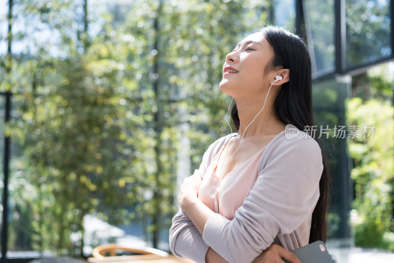 年轻女子拿着手机听音乐