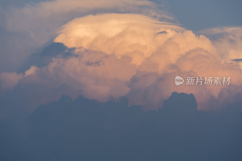 壮观天空中层次丰富的积雨云