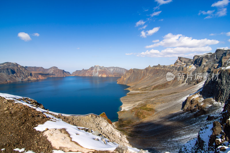 雪后蓝天白云下长白山天池南坡的侧面风景