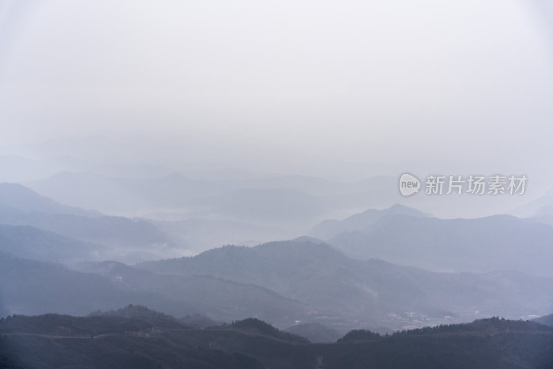 雾气弥漫的连绵山脉远景图