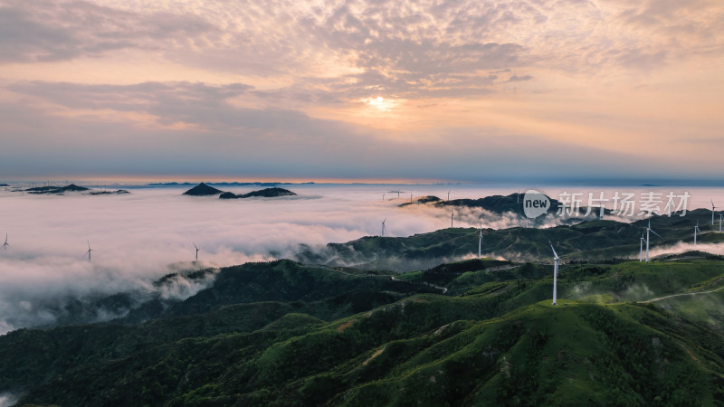 日落时分桂林高山上的云海和风力发电风车
