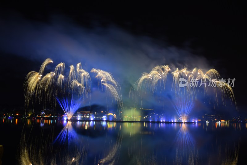 长沙浏阳烟花湖面夜景烟花绽放倒影