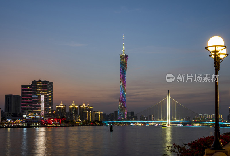 黄昏日落时分的广州地标广州塔与猎德大桥
