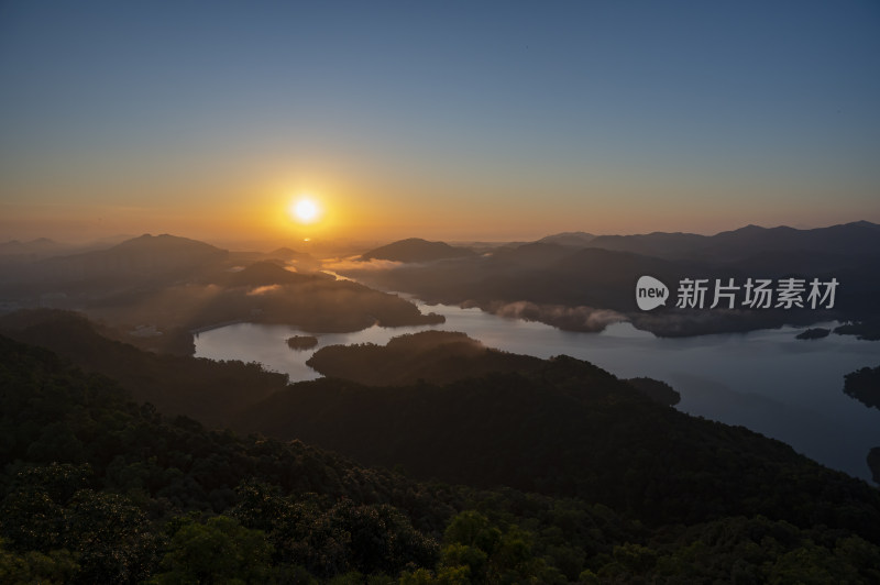 广东中山五桂山狮头山俯瞰长江水库日出风光