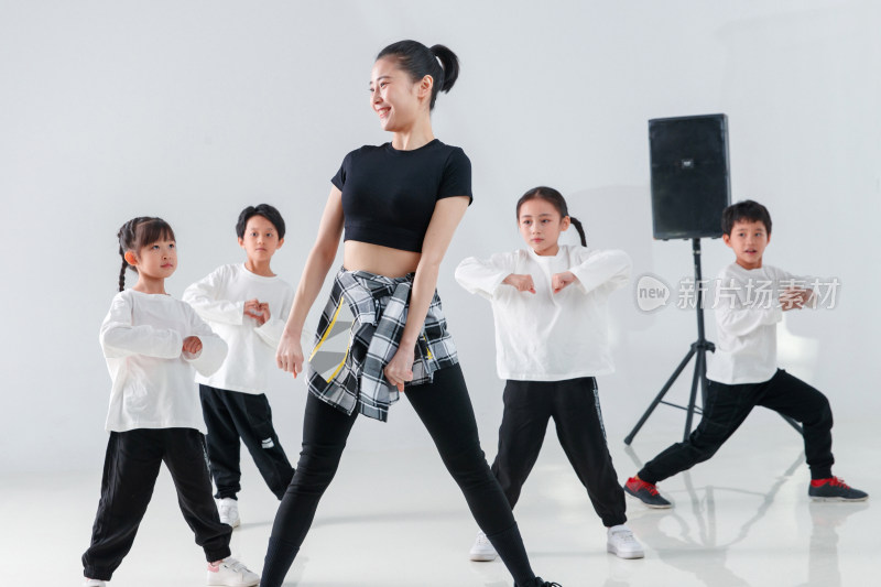 青年舞蹈老师教孩子们学跳舞