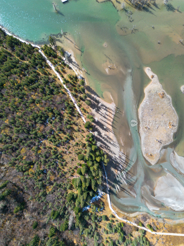 四姑娘山双桥沟航拍视角下的湖泊岛屿森林