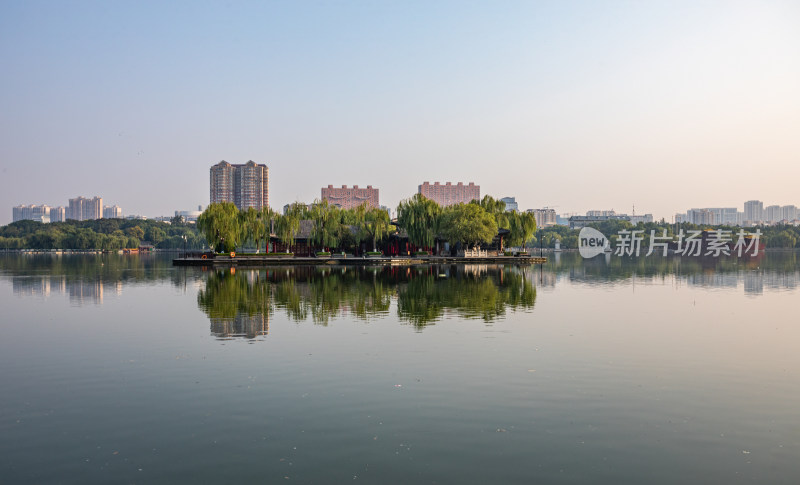 山东济南大明湖风景区自然景观与城市风光