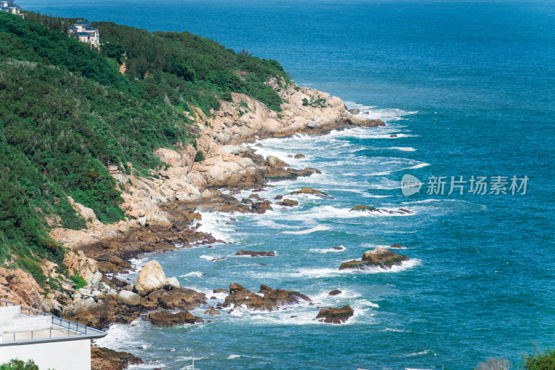 海岸边岩石与茂密植被景观