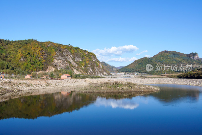 中朝边境鸭绿江沿岸秋季风光