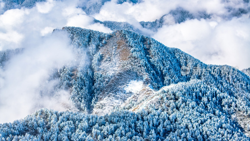 成都西岭雪山景区的阴阳界航拍特写