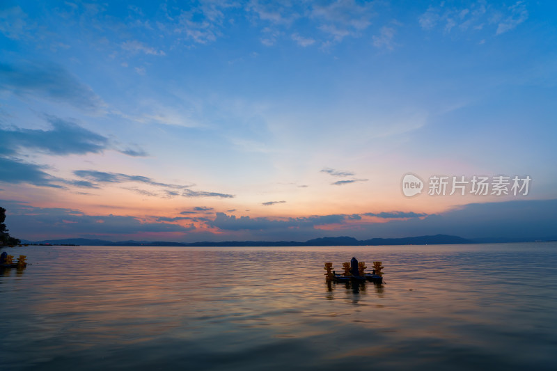 宁静湖畔的日落