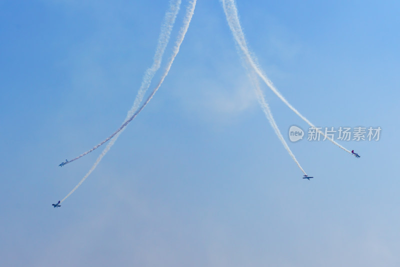 特技飞机空中拉烟飞行