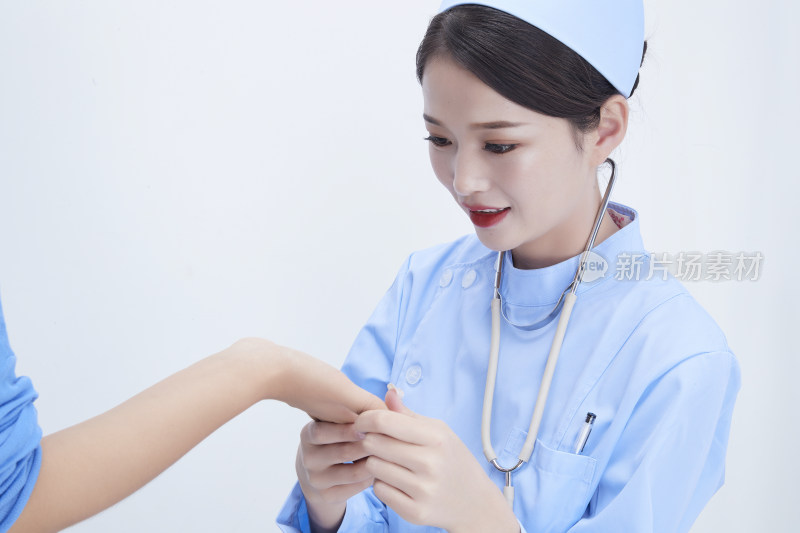 年轻的女性护士为患者进行手掌健康状况检查