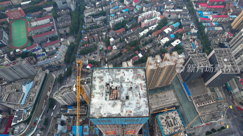 城市高楼建筑封顶施工航拍