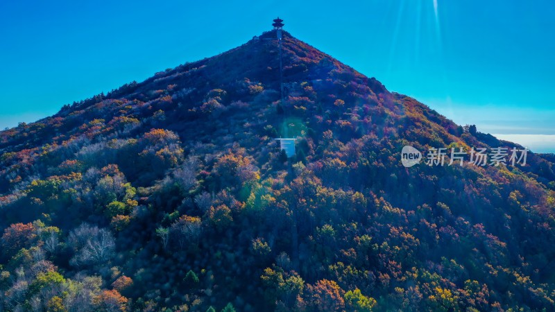 秦皇岛市祖山秋景下色彩斑斓的山峰鸟瞰图