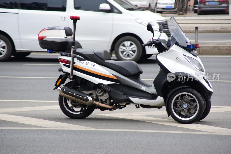 警用三轮摩托车停在街道