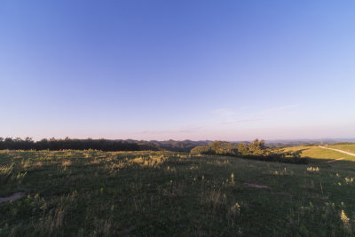 开阔草原上的黄昏美景全景