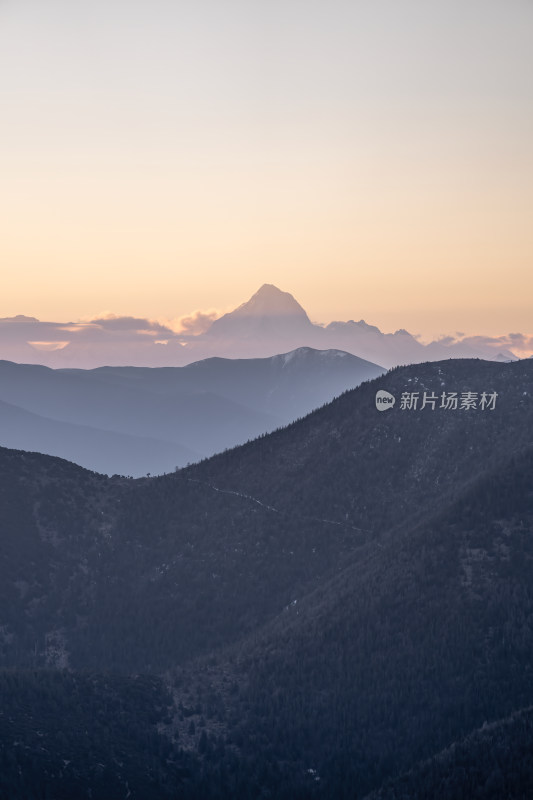 四川甘孜州子云海贡嘎山峰晨曦中的雪山之巅