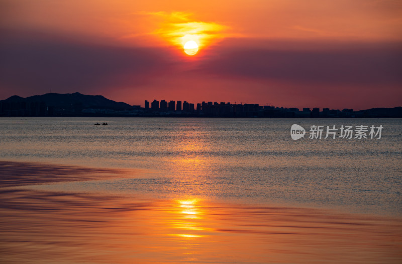 山东烟台金沙滩景区海上日落晚霞景观